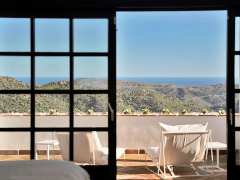 Set within the exclusive gated community of Monte Mayor, this exceptional south-facing detached villa offers breathtaking panoramic sea views from a generous 4,075m² plot. This villa stands out from most due to the elegant combination of Andalucian archit