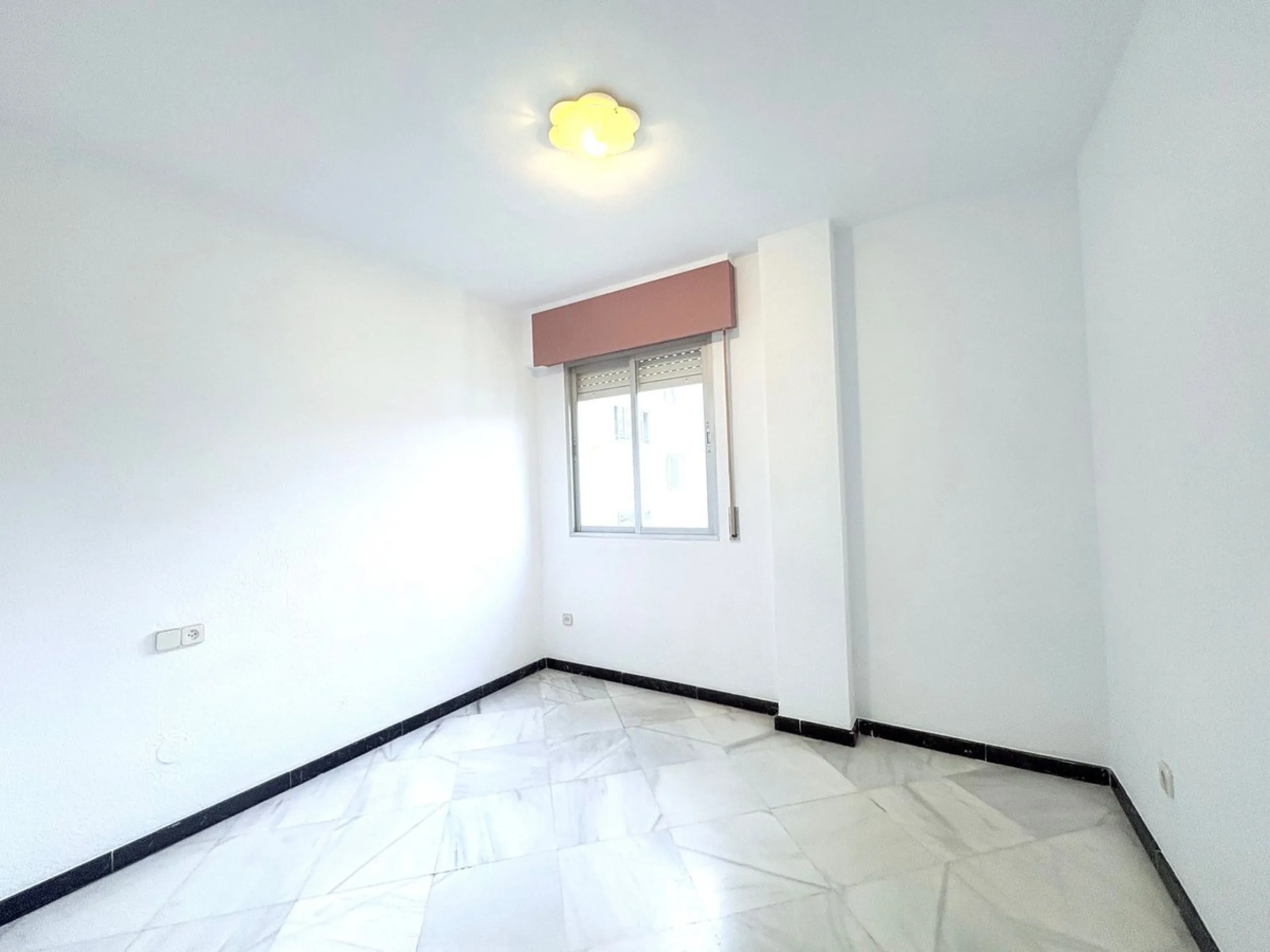 Apartment - Middle Floor Apartment в продаже в Marbella, Málaga. В доме 3 спален и 2 ванных комнат. Площадь дома 110 м²