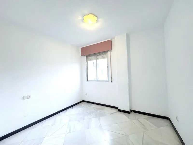 Apartment - Middle Floor Apartment в продаже в Marbella, Málaga. В доме 3 спален и 2 ванных комнат. Площадь дома 110 м²