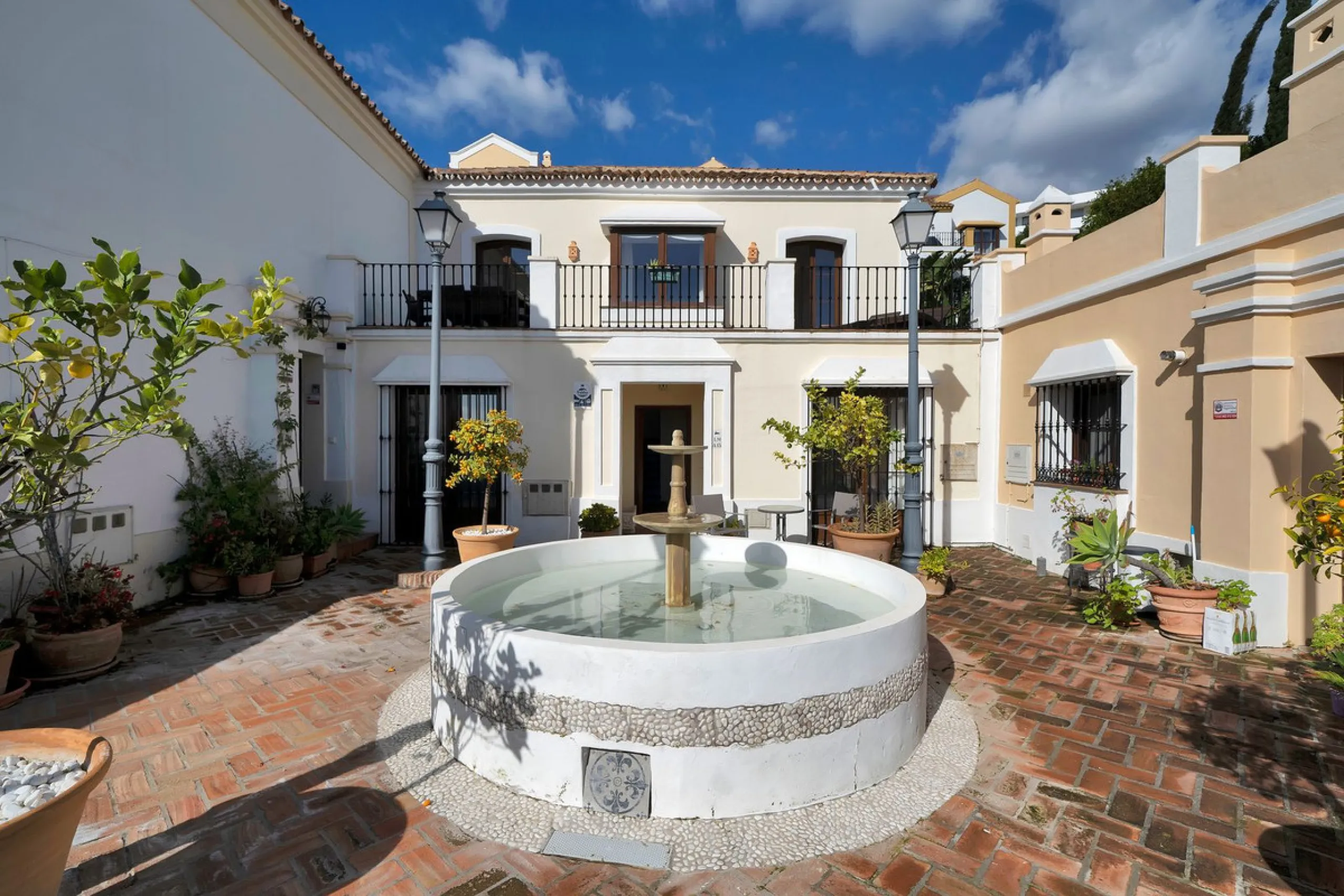 Set within the picturesque hillside community of La Heredia in Monte Mayor, this beautifully presented 3-bedroom, 2.5-bathroom townhouse offers the perfect blend of privacy, security, and breathtaking Mediterranean views.