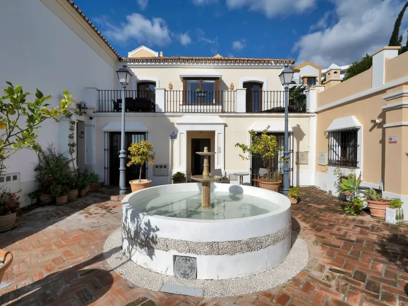 Set within the picturesque hillside community of La Heredia in Monte Mayor, this beautifully presented 3-bedroom, 2.5-bathroom townhouse offers the perfect blend of privacy, security, and breathtaking Mediterranean views.