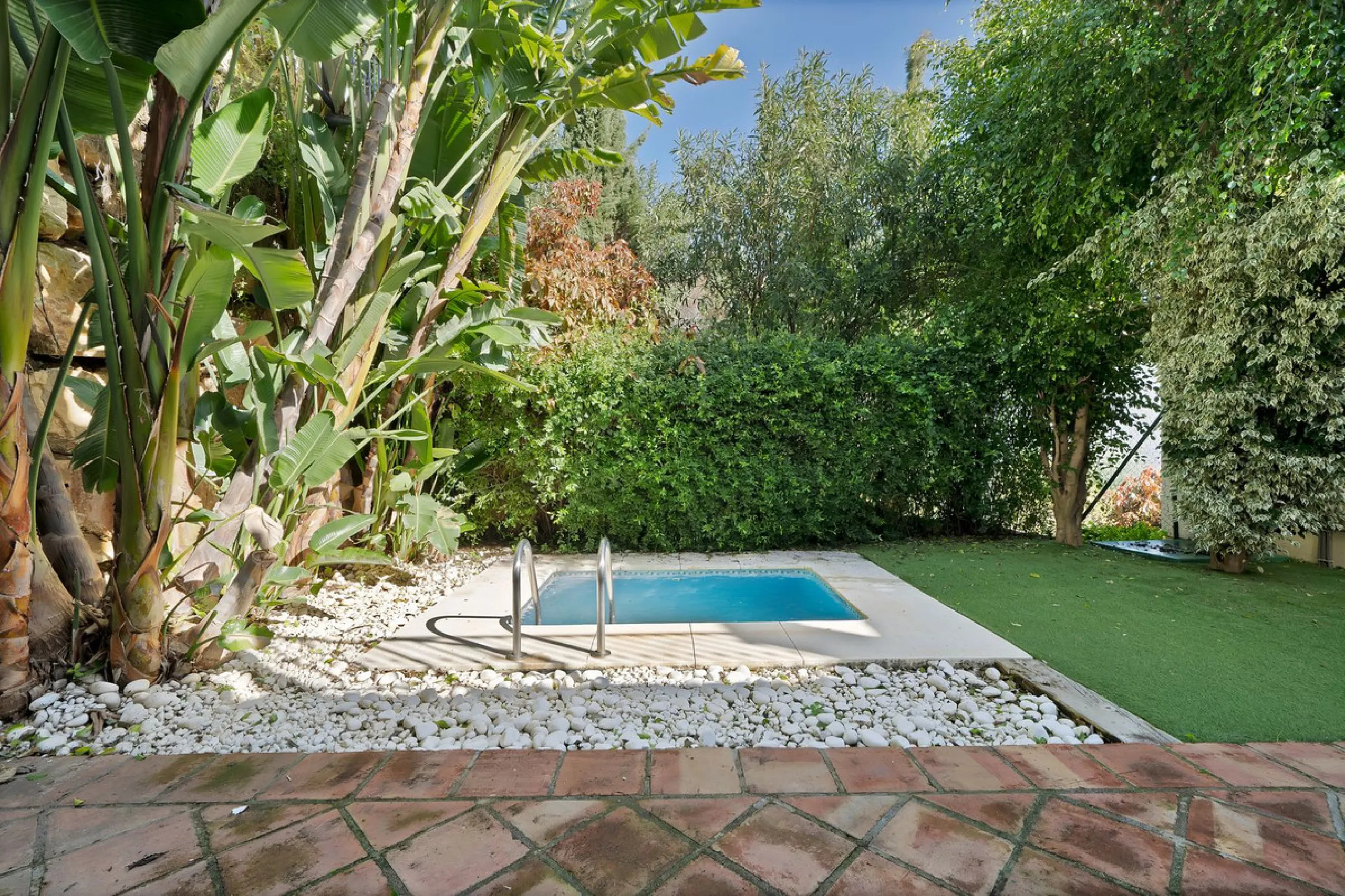 Set within the picturesque hillside community of La Heredia in Monte Mayor, this beautifully presented 3-bedroom, 2.5-bathroom townhouse offers the perfect blend of privacy, security, and breathtaking Mediterranean views.