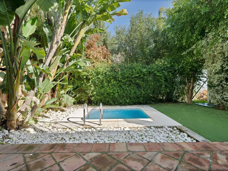 Set within the picturesque hillside community of La Heredia in Monte Mayor, this beautifully presented 3-bedroom, 2.5-bathroom townhouse offers the perfect blend of privacy, security, and breathtaking Mediterranean views.