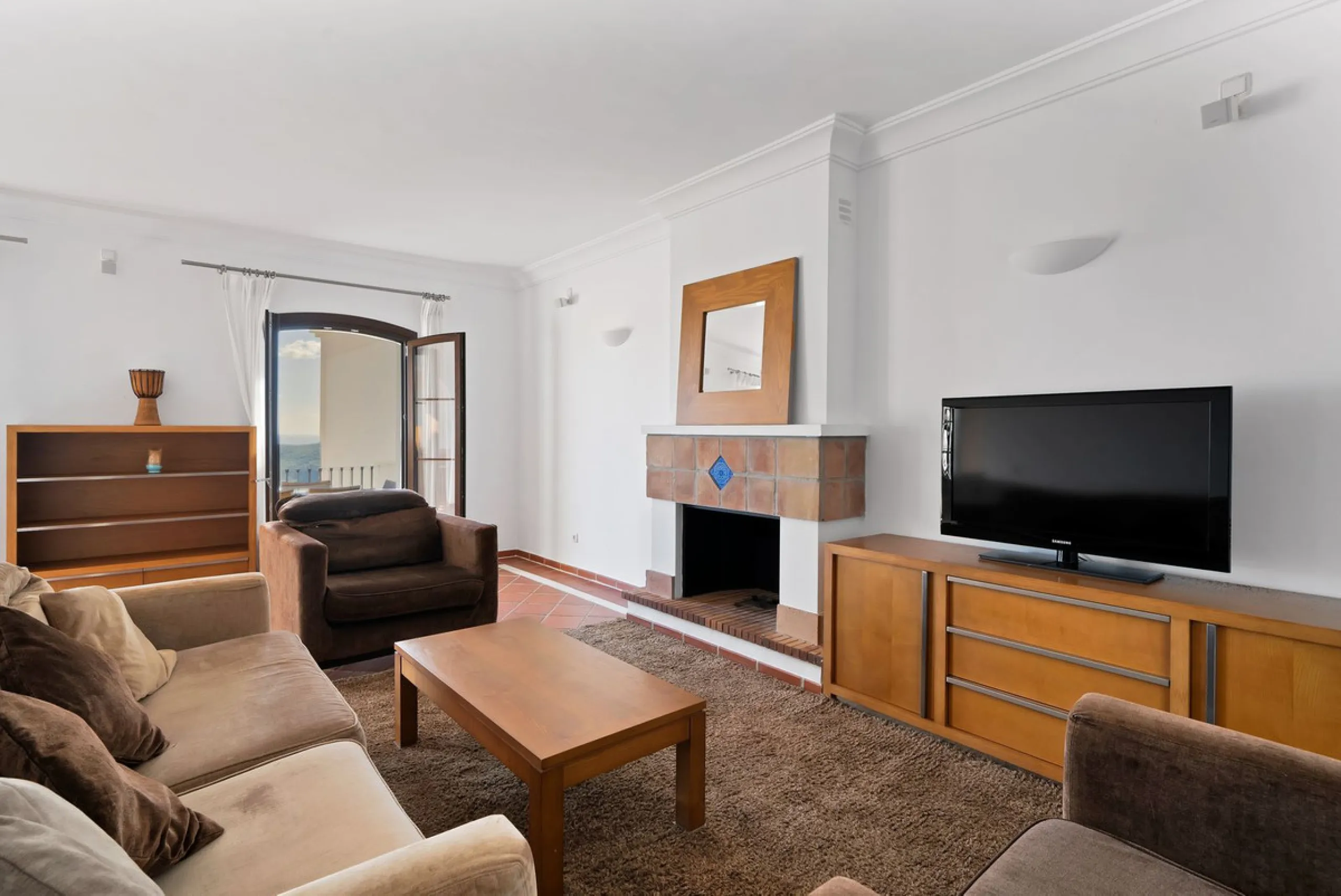Set within the picturesque hillside community of La Heredia in Monte Mayor, this beautifully presented 3-bedroom, 2.5-bathroom townhouse offers the perfect blend of privacy, security, and breathtaking Mediterranean views.