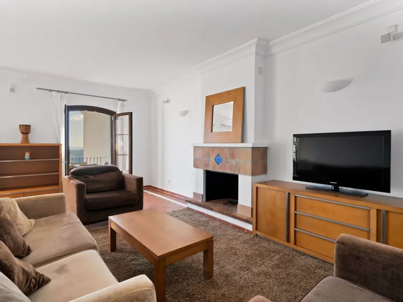 Set within the picturesque hillside community of La Heredia in Monte Mayor, this beautifully presented 3-bedroom, 2.5-bathroom townhouse offers the perfect blend of privacy, security, and breathtaking Mediterranean views.