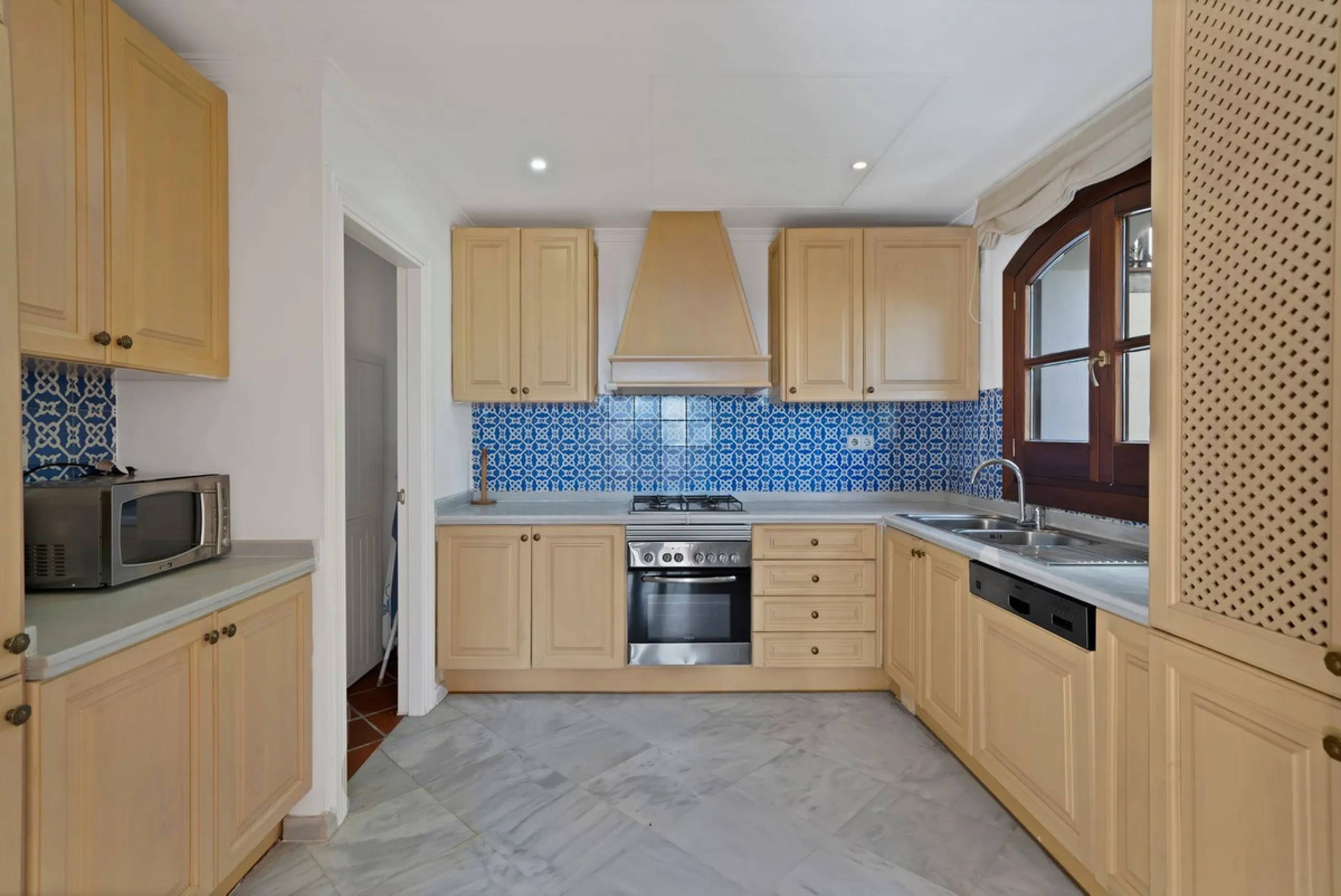 Set within the picturesque hillside community of La Heredia in Monte Mayor, this beautifully presented 3-bedroom, 2.5-bathroom townhouse offers the perfect blend of privacy, security, and breathtaking Mediterranean views.