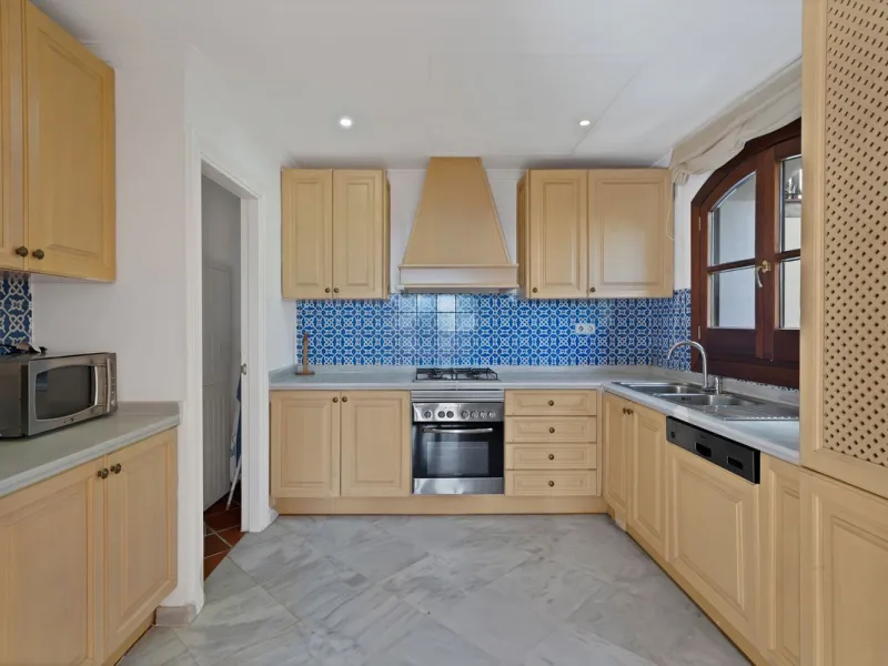 Set within the picturesque hillside community of La Heredia in Monte Mayor, this beautifully presented 3-bedroom, 2.5-bathroom townhouse offers the perfect blend of privacy, security, and breathtaking Mediterranean views.
