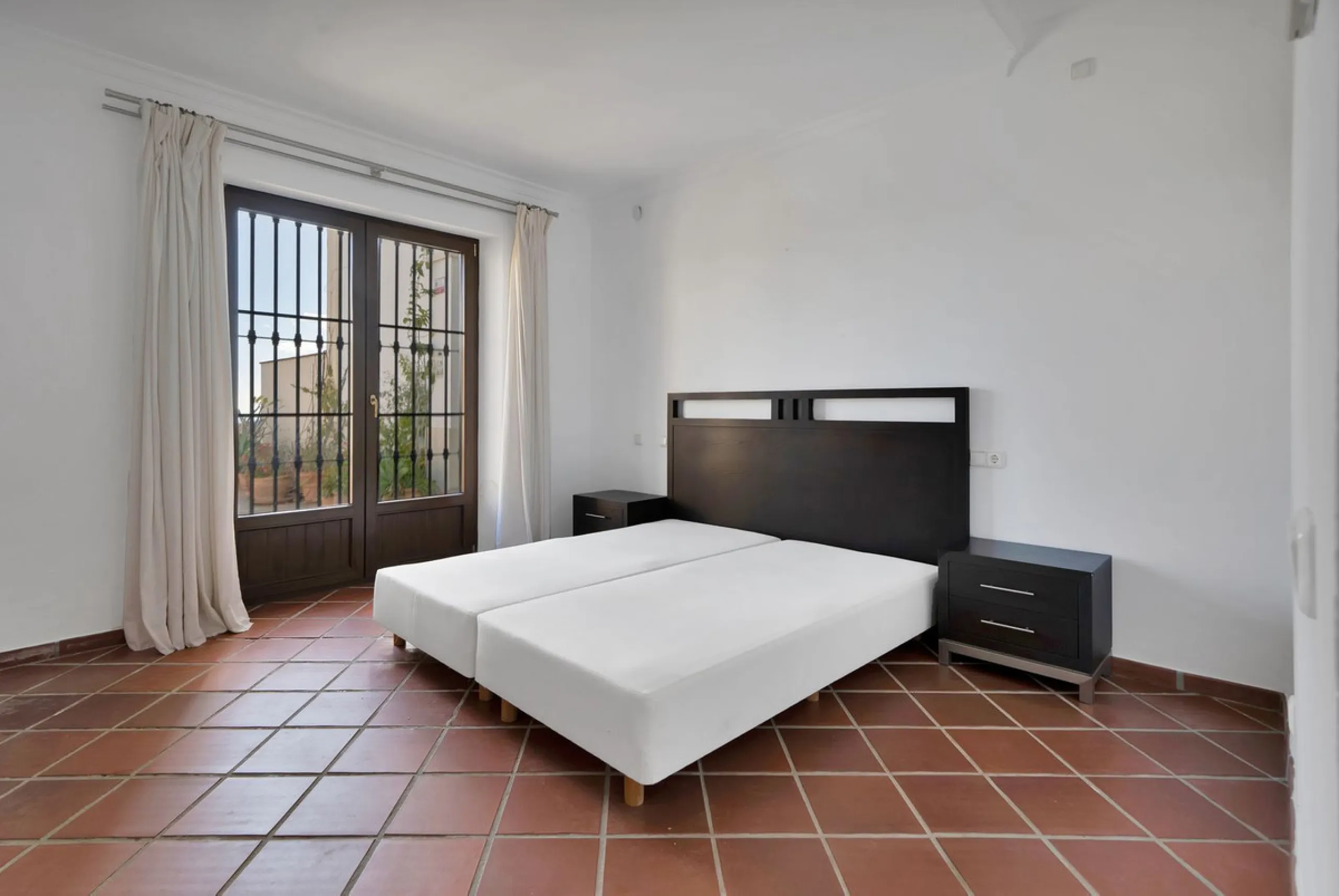 Set within the picturesque hillside community of La Heredia in Monte Mayor, this beautifully presented 3-bedroom, 2.5-bathroom townhouse offers the perfect blend of privacy, security, and breathtaking Mediterranean views.