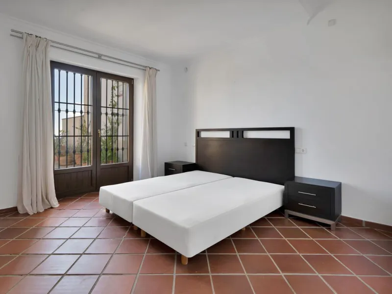 Set within the picturesque hillside community of La Heredia in Monte Mayor, this beautifully presented 3-bedroom, 2.5-bathroom townhouse offers the perfect blend of privacy, security, and breathtaking Mediterranean views.