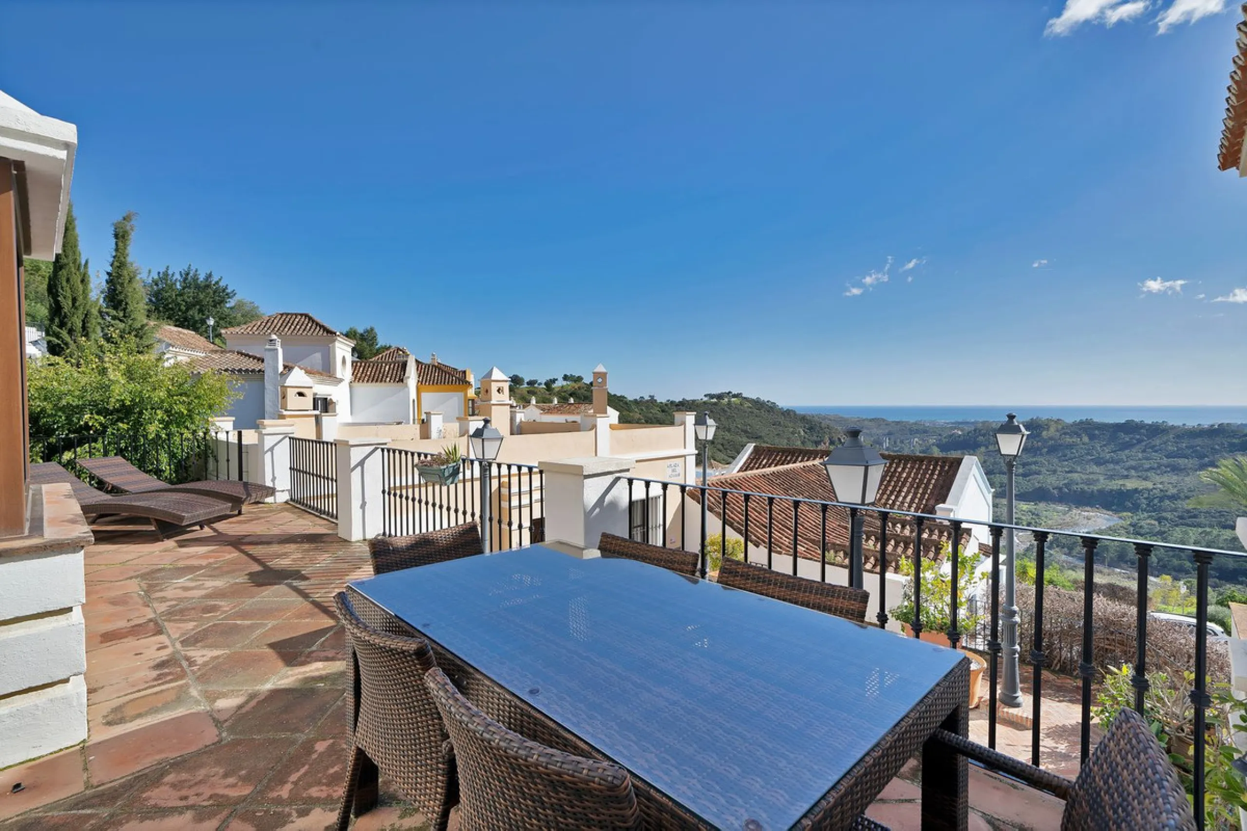 Set within the picturesque hillside community of La Heredia in Monte Mayor, this beautifully presented 3-bedroom, 2.5-bathroom townhouse offers the perfect blend of privacy, security, and breathtaking Mediterranean views.