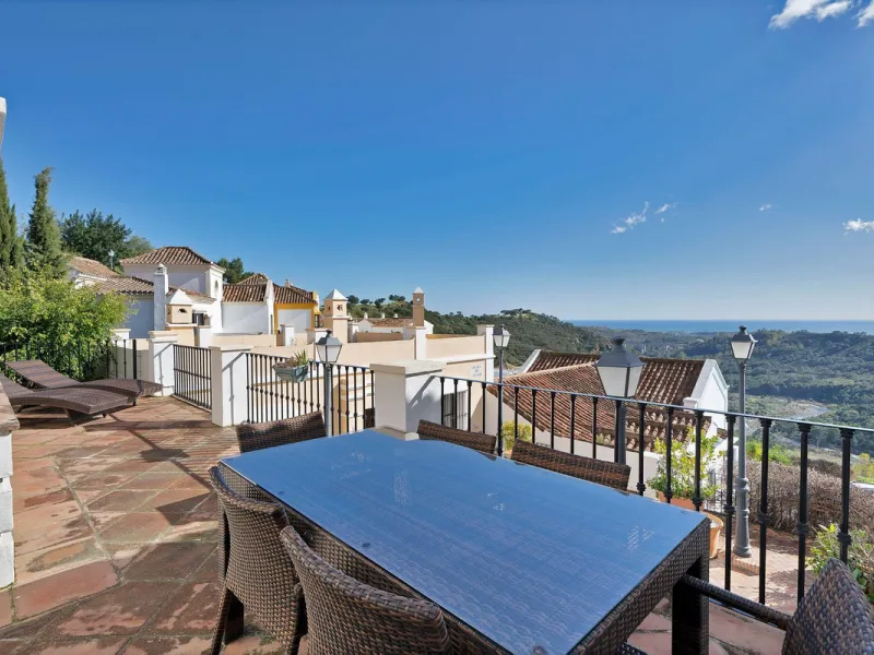 Set within the picturesque hillside community of La Heredia in Monte Mayor, this beautifully presented 3-bedroom, 2.5-bathroom townhouse offers the perfect blend of privacy, security, and breathtaking Mediterranean views.