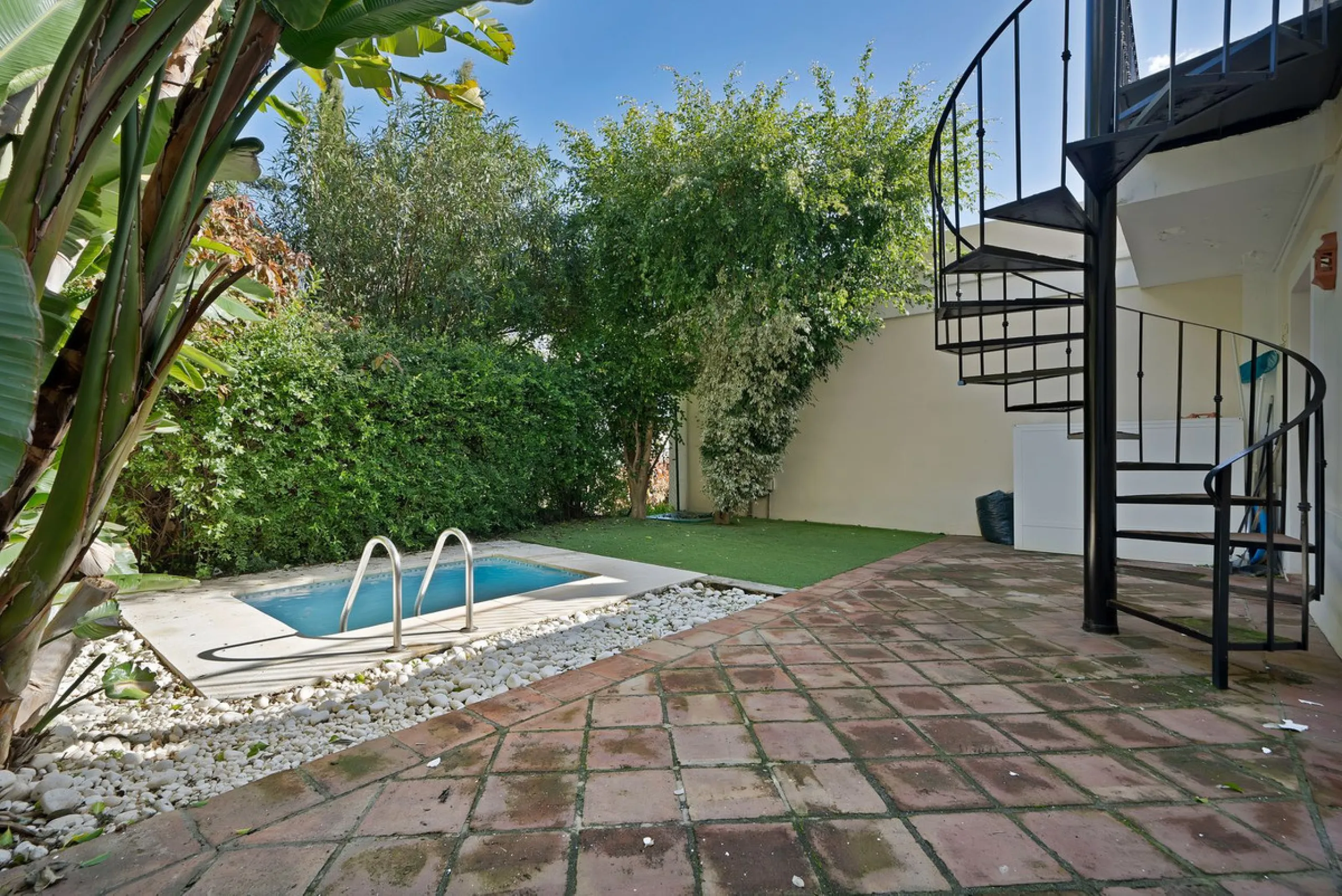 Set within the picturesque hillside community of La Heredia in Monte Mayor, this beautifully presented 3-bedroom, 2.5-bathroom townhouse offers the perfect blend of privacy, security, and breathtaking Mediterranean views.