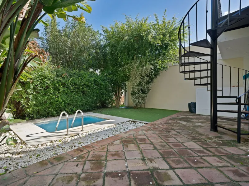 Set within the picturesque hillside community of La Heredia in Monte Mayor, this beautifully presented 3-bedroom, 2.5-bathroom townhouse offers the perfect blend of privacy, security, and breathtaking Mediterranean views.