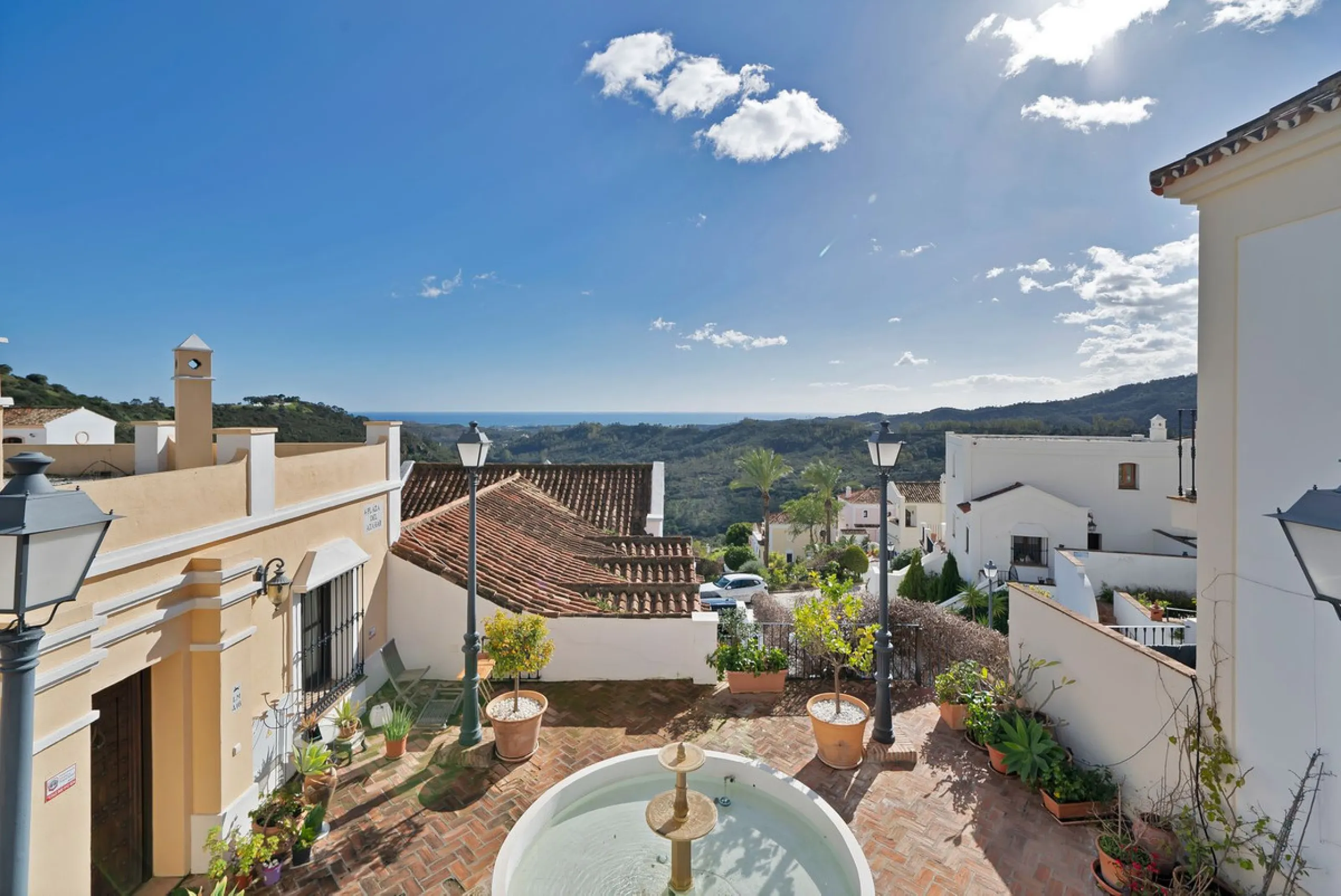 Set within the picturesque hillside community of La Heredia in Monte Mayor, this beautifully presented 3-bedroom, 2.5-bathroom townhouse offers the perfect blend of privacy, security, and breathtaking Mediterranean views.