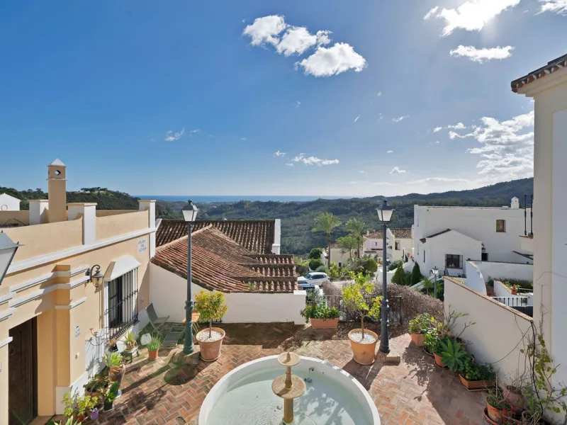 Set within the picturesque hillside community of La Heredia in Monte Mayor, this beautifully presented 3-bedroom, 2.5-bathroom townhouse offers the perfect blend of privacy, security, and breathtaking Mediterranean views.