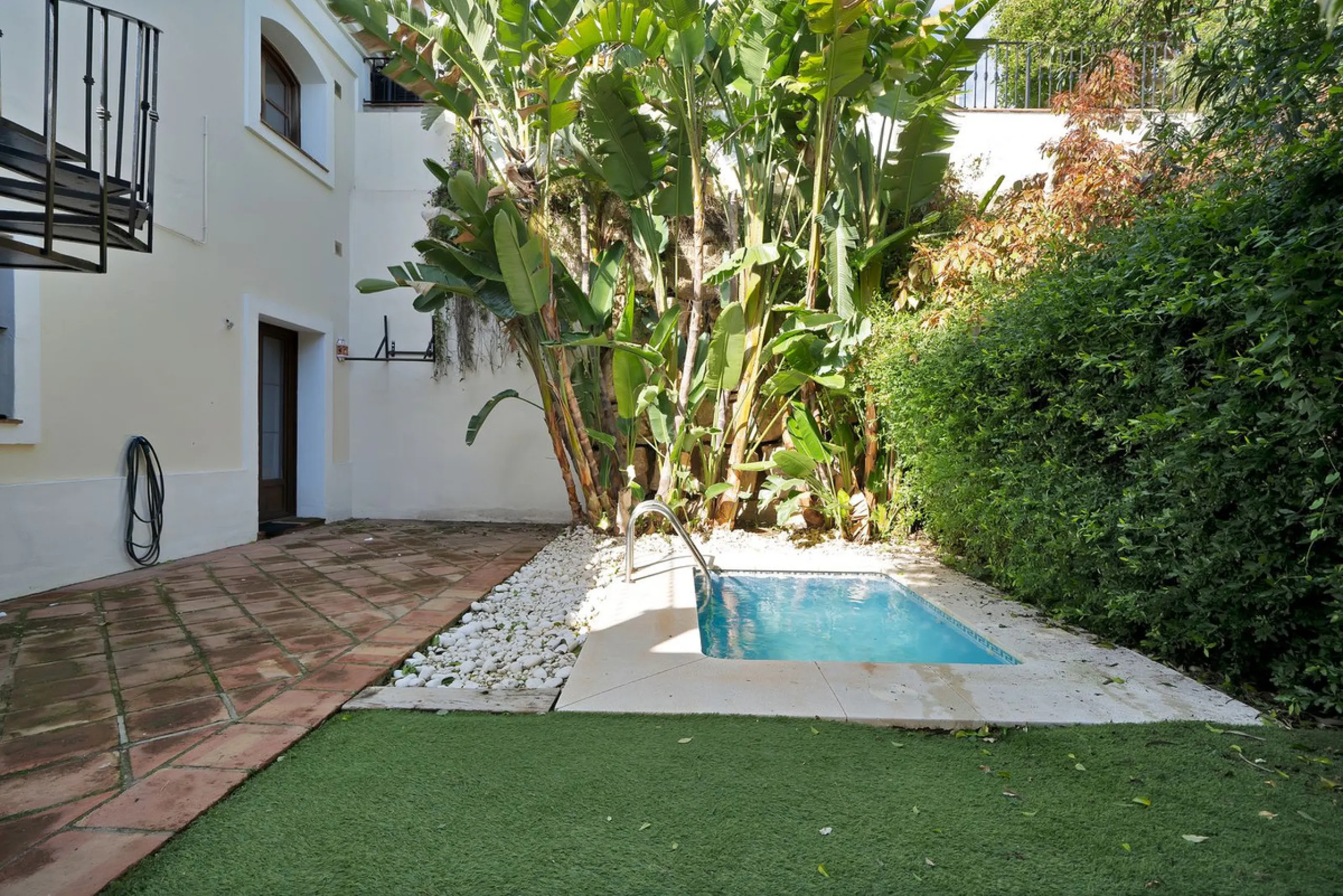 Set within the picturesque hillside community of La Heredia in Monte Mayor, this beautifully presented 3-bedroom, 2.5-bathroom townhouse offers the perfect blend of privacy, security, and breathtaking Mediterranean views.