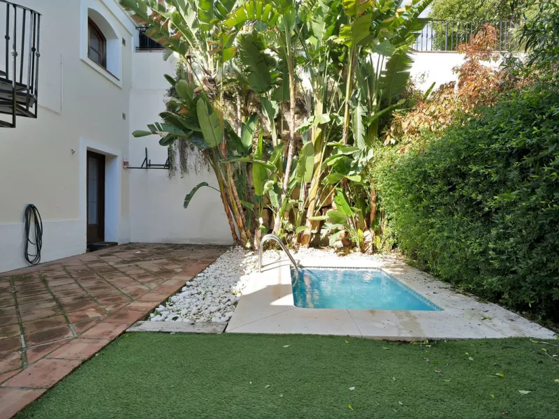 Set within the picturesque hillside community of La Heredia in Monte Mayor, this beautifully presented 3-bedroom, 2.5-bathroom townhouse offers the perfect blend of privacy, security, and breathtaking Mediterranean views.