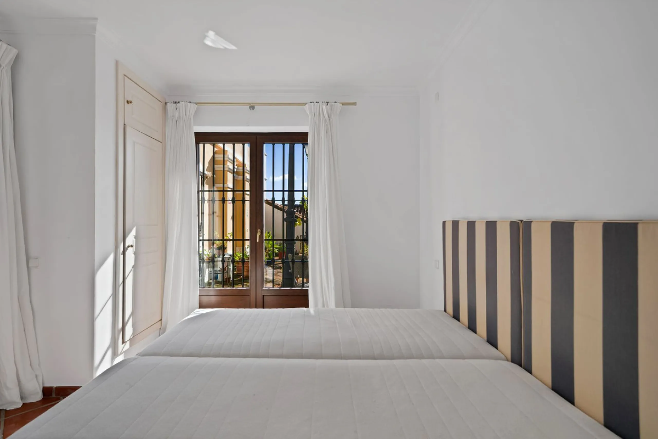 Set within the picturesque hillside community of La Heredia in Monte Mayor, this beautifully presented 3-bedroom, 2.5-bathroom townhouse offers the perfect blend of privacy, security, and breathtaking Mediterranean views.