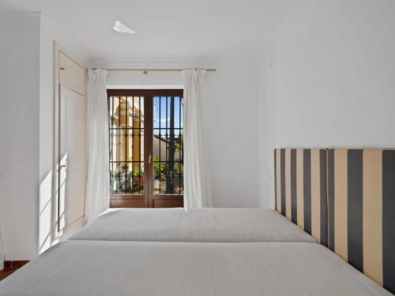 Set within the picturesque hillside community of La Heredia in Monte Mayor, this beautifully presented 3-bedroom, 2.5-bathroom townhouse offers the perfect blend of privacy, security, and breathtaking Mediterranean views.