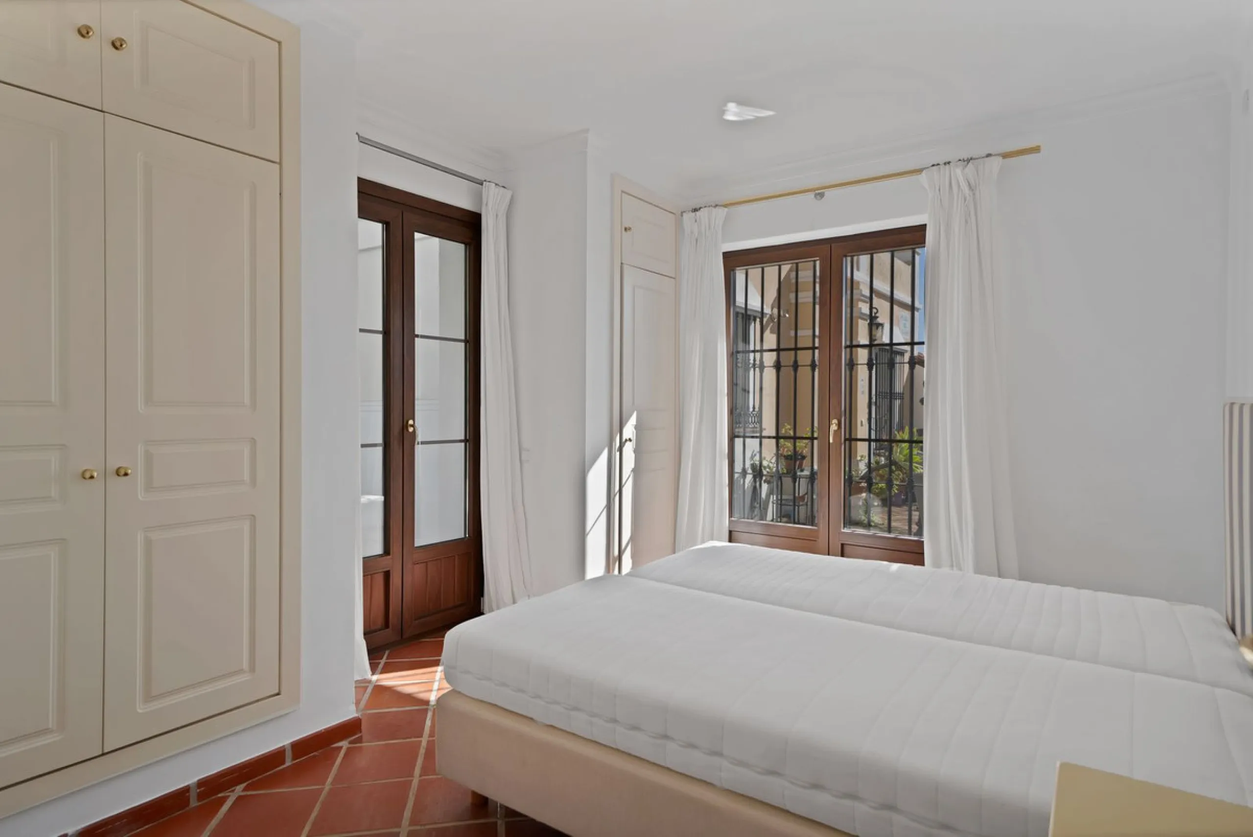 Set within the picturesque hillside community of La Heredia in Monte Mayor, this beautifully presented 3-bedroom, 2.5-bathroom townhouse offers the perfect blend of privacy, security, and breathtaking Mediterranean views.