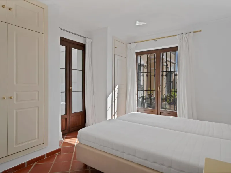 Set within the picturesque hillside community of La Heredia in Monte Mayor, this beautifully presented 3-bedroom, 2.5-bathroom townhouse offers the perfect blend of privacy, security, and breathtaking Mediterranean views.