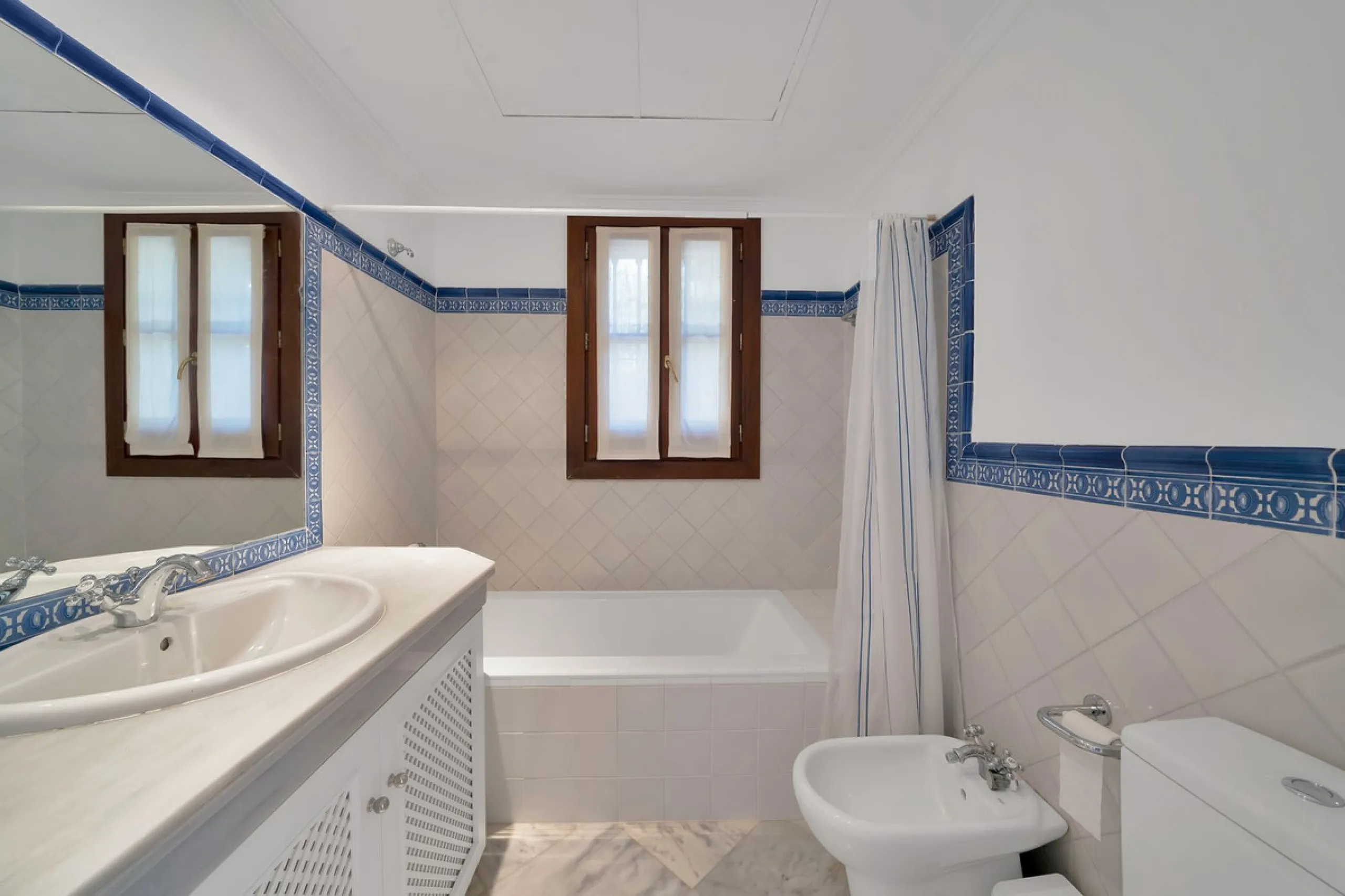 Set within the picturesque hillside community of La Heredia in Monte Mayor, this beautifully presented 3-bedroom, 2.5-bathroom townhouse offers the perfect blend of privacy, security, and breathtaking Mediterranean views.