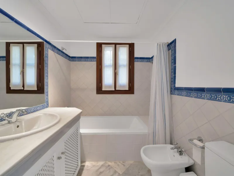 Set within the picturesque hillside community of La Heredia in Monte Mayor, this beautifully presented 3-bedroom, 2.5-bathroom townhouse offers the perfect blend of privacy, security, and breathtaking Mediterranean views.