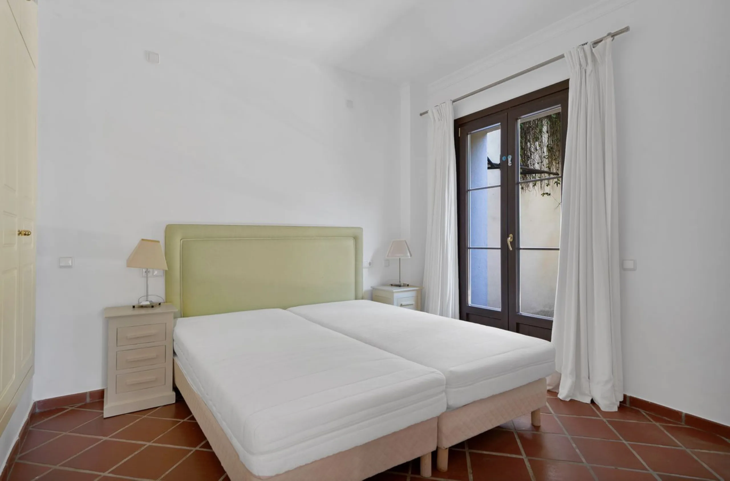 Set within the picturesque hillside community of La Heredia in Monte Mayor, this beautifully presented 3-bedroom, 2.5-bathroom townhouse offers the perfect blend of privacy, security, and breathtaking Mediterranean views.