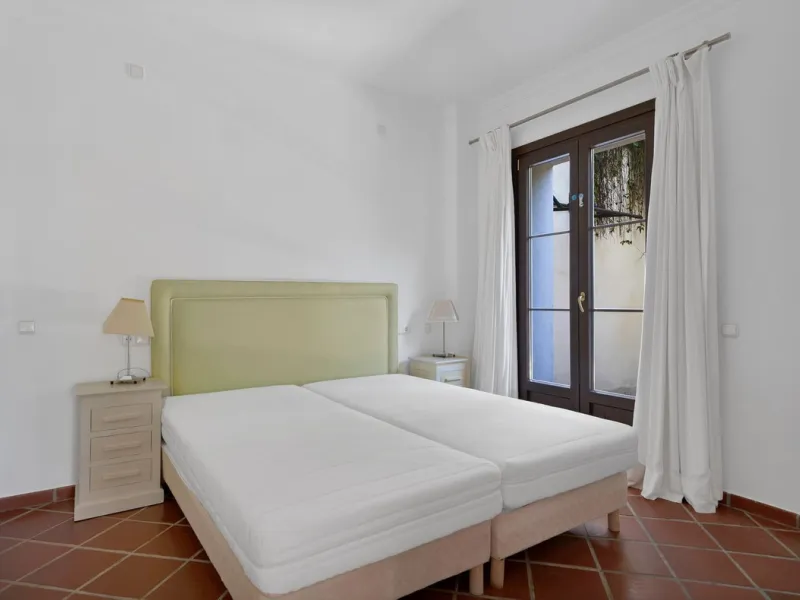 Set within the picturesque hillside community of La Heredia in Monte Mayor, this beautifully presented 3-bedroom, 2.5-bathroom townhouse offers the perfect blend of privacy, security, and breathtaking Mediterranean views.