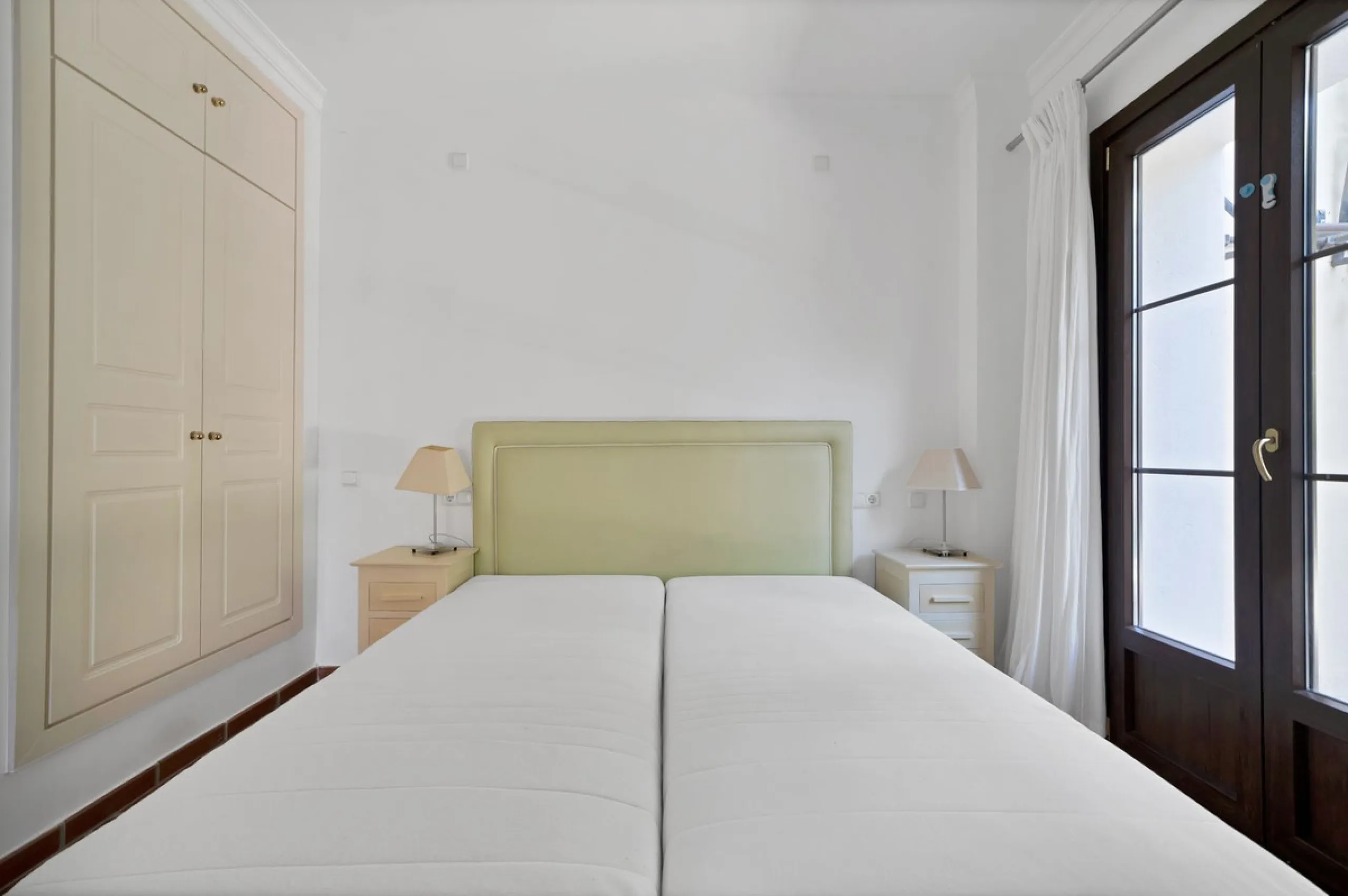 Set within the picturesque hillside community of La Heredia in Monte Mayor, this beautifully presented 3-bedroom, 2.5-bathroom townhouse offers the perfect blend of privacy, security, and breathtaking Mediterranean views.
