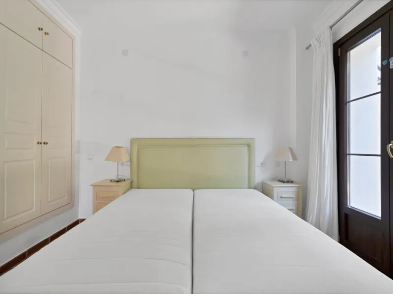 Set within the picturesque hillside community of La Heredia in Monte Mayor, this beautifully presented 3-bedroom, 2.5-bathroom townhouse offers the perfect blend of privacy, security, and breathtaking Mediterranean views.