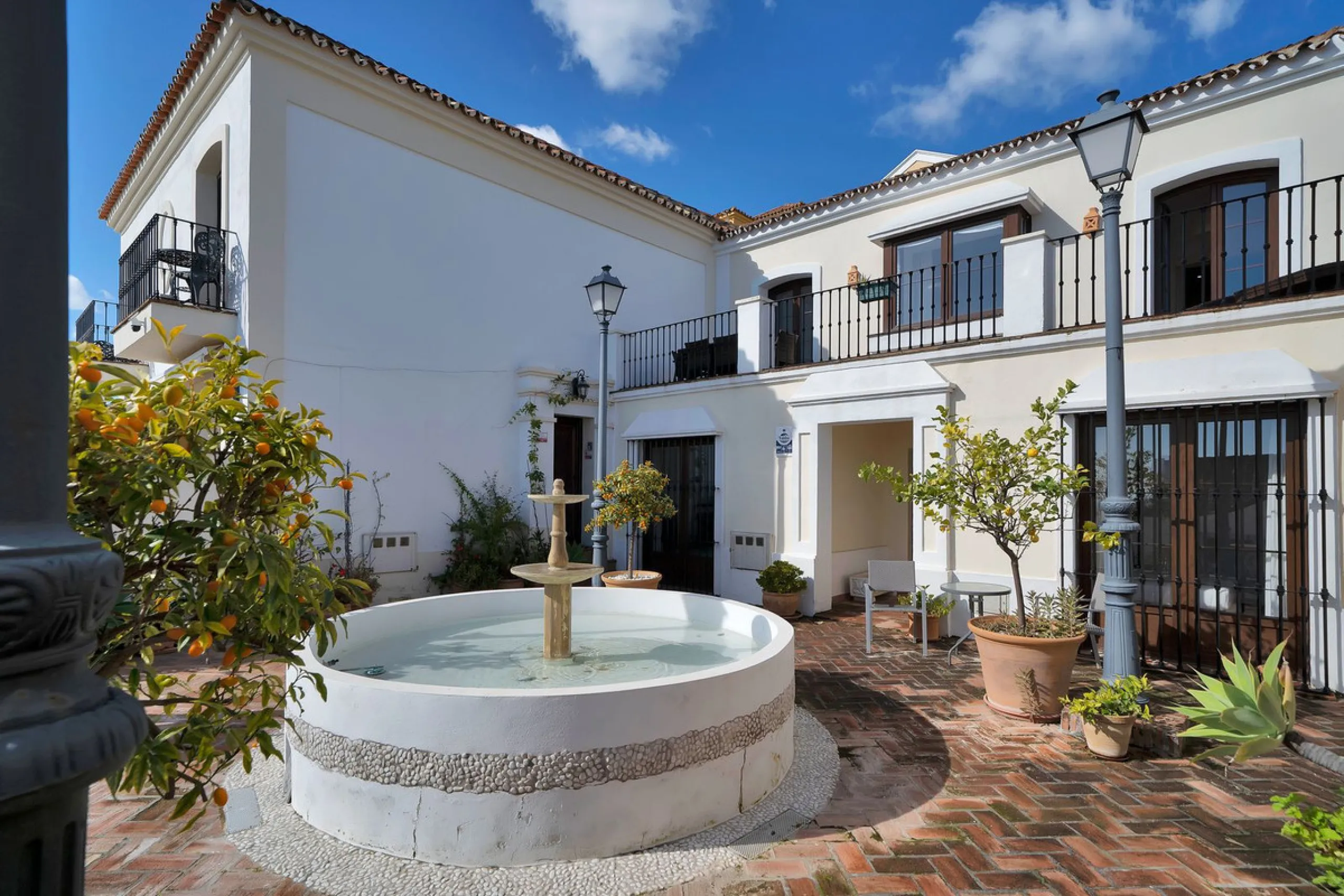 Set within the picturesque hillside community of La Heredia in Monte Mayor, this beautifully presented 3-bedroom, 2.5-bathroom townhouse offers the perfect blend of privacy, security, and breathtaking Mediterranean views.