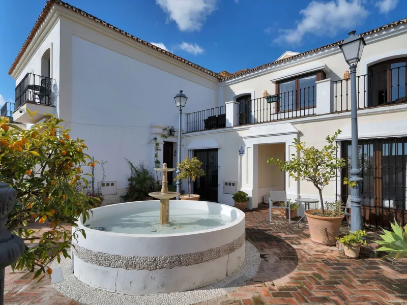 Set within the picturesque hillside community of La Heredia in Monte Mayor, this beautifully presented 3-bedroom, 2.5-bathroom townhouse offers the perfect blend of privacy, security, and breathtaking Mediterranean views.