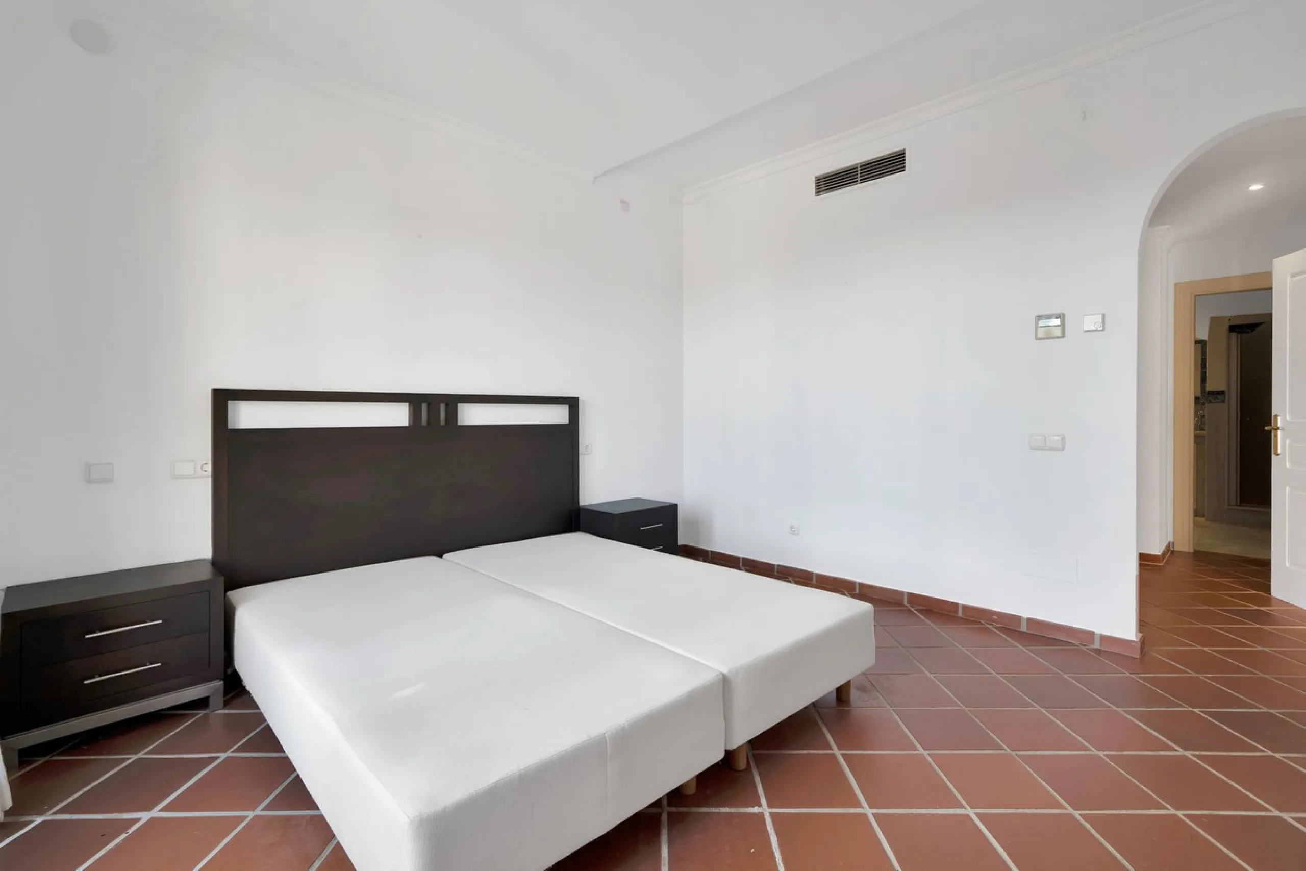 Set within the picturesque hillside community of La Heredia in Monte Mayor, this beautifully presented 3-bedroom, 2.5-bathroom townhouse offers the perfect blend of privacy, security, and breathtaking Mediterranean views.