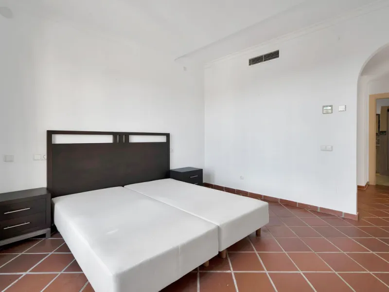 Set within the picturesque hillside community of La Heredia in Monte Mayor, this beautifully presented 3-bedroom, 2.5-bathroom townhouse offers the perfect blend of privacy, security, and breathtaking Mediterranean views.