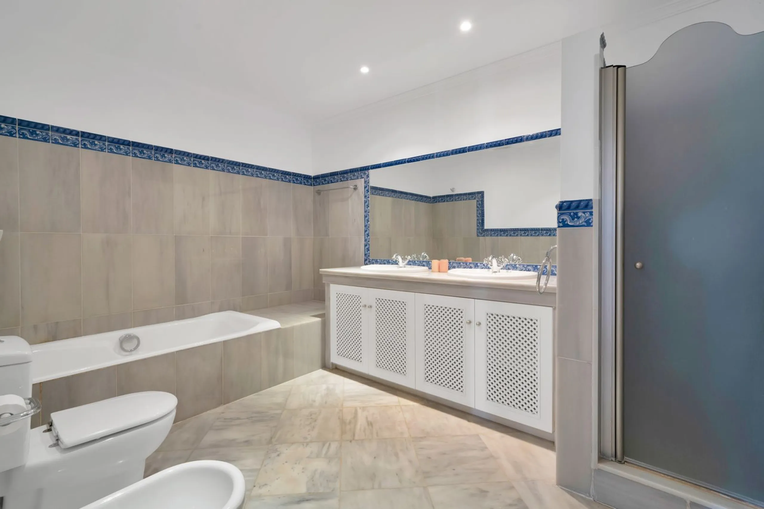 Set within the picturesque hillside community of La Heredia in Monte Mayor, this beautifully presented 3-bedroom, 2.5-bathroom townhouse offers the perfect blend of privacy, security, and breathtaking Mediterranean views.
