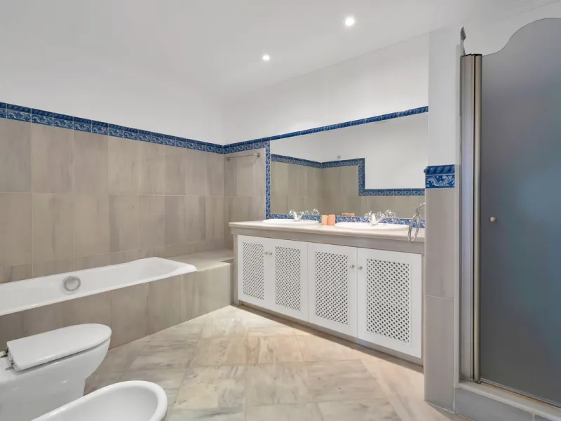 Set within the picturesque hillside community of La Heredia in Monte Mayor, this beautifully presented 3-bedroom, 2.5-bathroom townhouse offers the perfect blend of privacy, security, and breathtaking Mediterranean views.