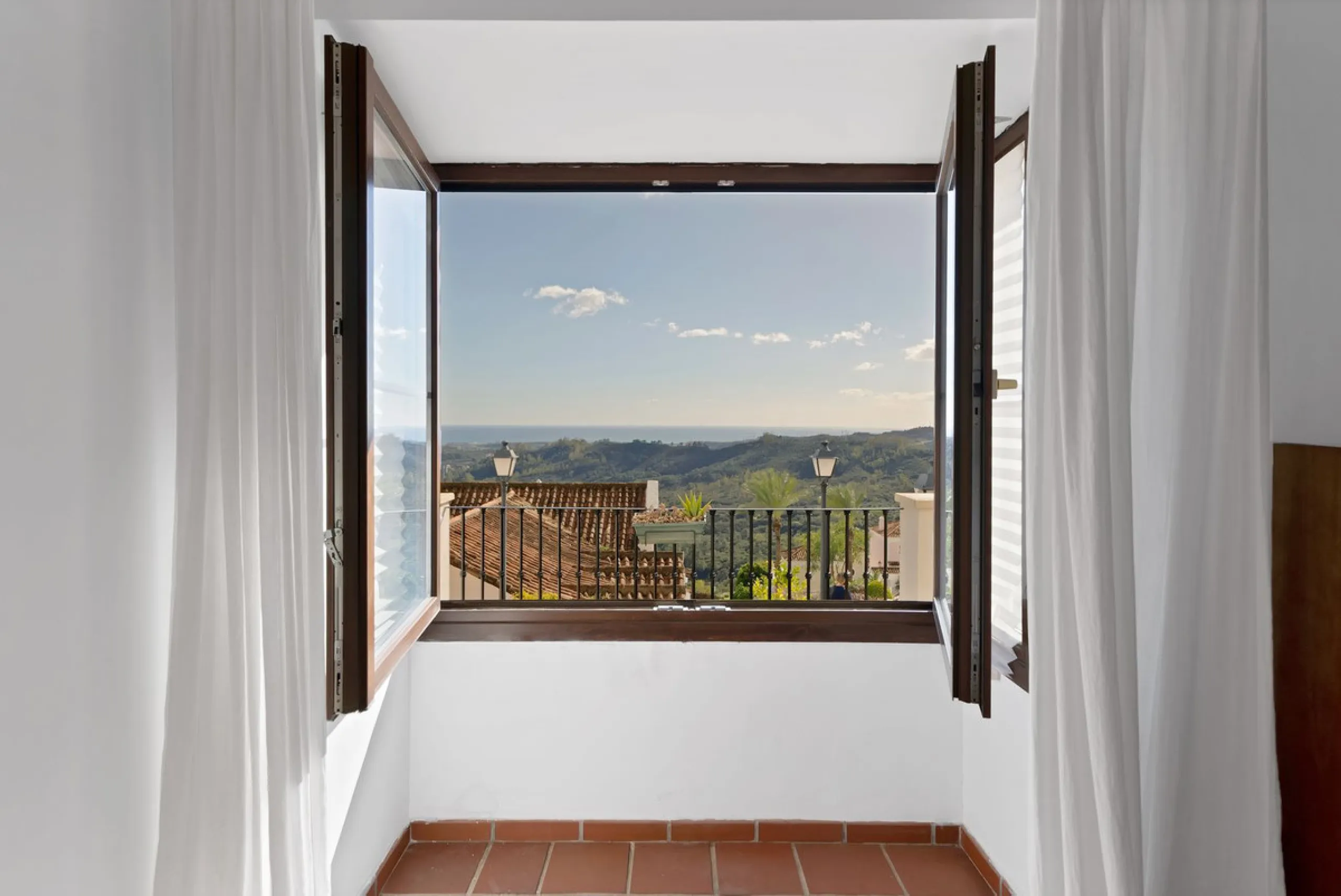 Set within the picturesque hillside community of La Heredia in Monte Mayor, this beautifully presented 3-bedroom, 2.5-bathroom townhouse offers the perfect blend of privacy, security, and breathtaking Mediterranean views.