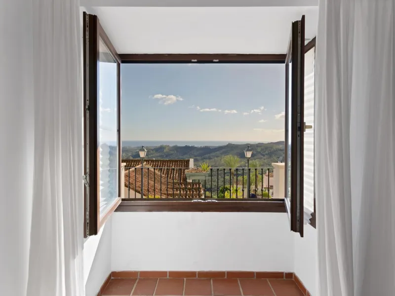 Set within the picturesque hillside community of La Heredia in Monte Mayor, this beautifully presented 3-bedroom, 2.5-bathroom townhouse offers the perfect blend of privacy, security, and breathtaking Mediterranean views.