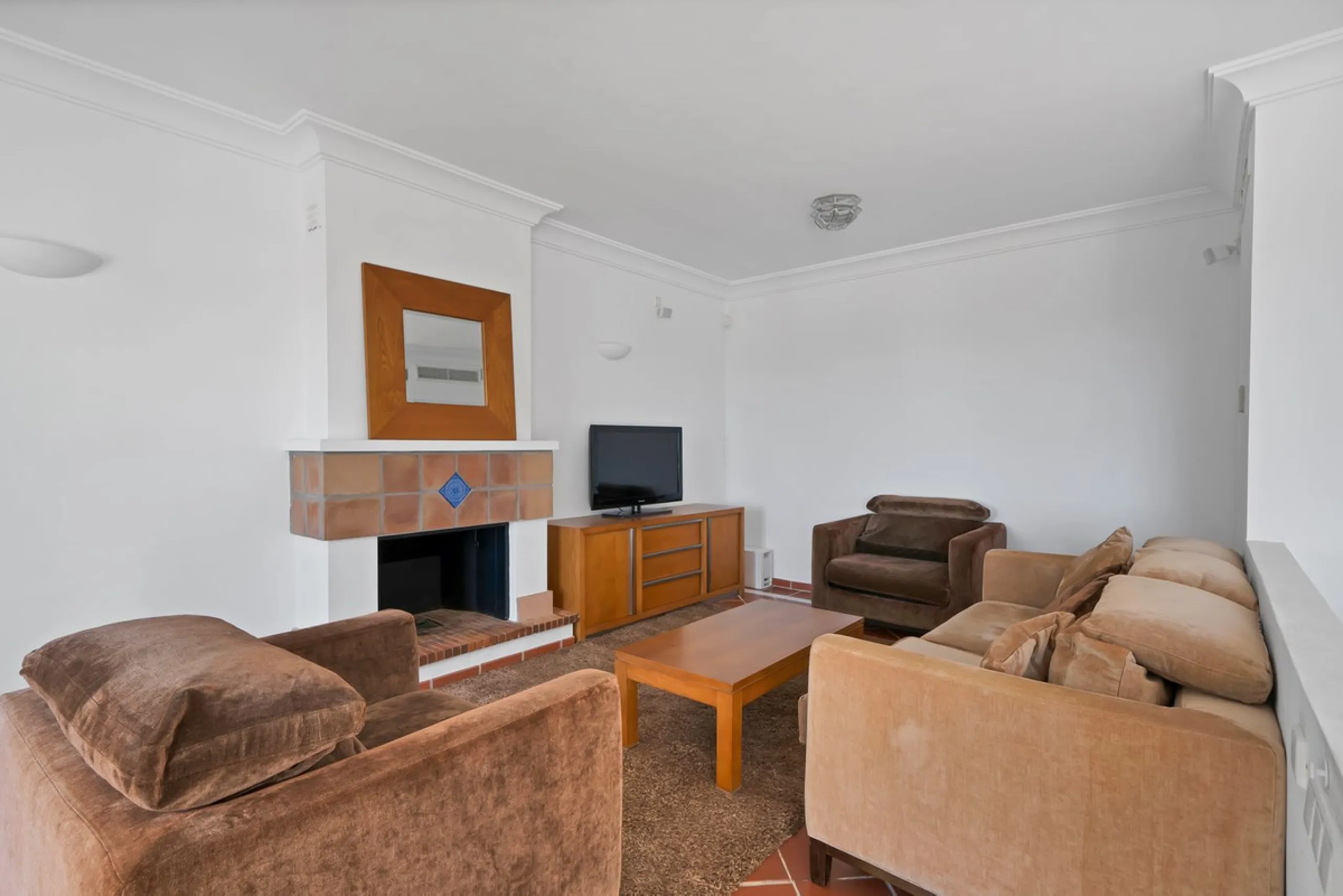 Set within the picturesque hillside community of La Heredia in Monte Mayor, this beautifully presented 3-bedroom, 2.5-bathroom townhouse offers the perfect blend of privacy, security, and breathtaking Mediterranean views.