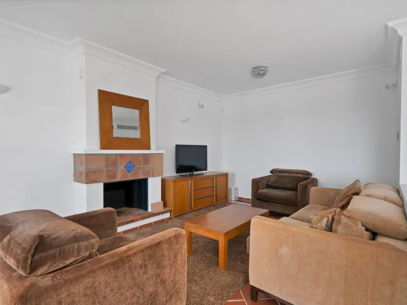 Set within the picturesque hillside community of La Heredia in Monte Mayor, this beautifully presented 3-bedroom, 2.5-bathroom townhouse offers the perfect blend of privacy, security, and breathtaking Mediterranean views.