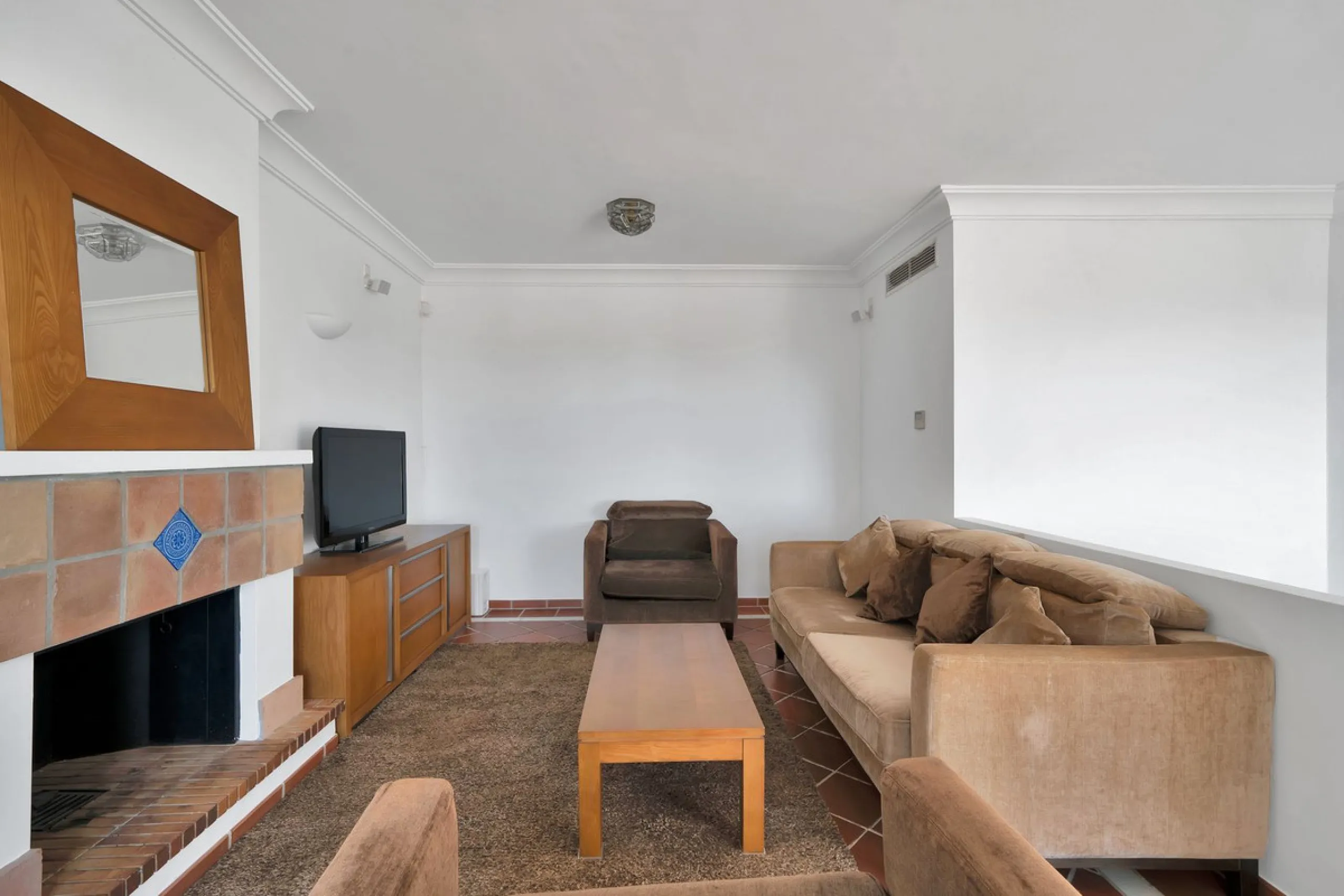 Set within the picturesque hillside community of La Heredia in Monte Mayor, this beautifully presented 3-bedroom, 2.5-bathroom townhouse offers the perfect blend of privacy, security, and breathtaking Mediterranean views.