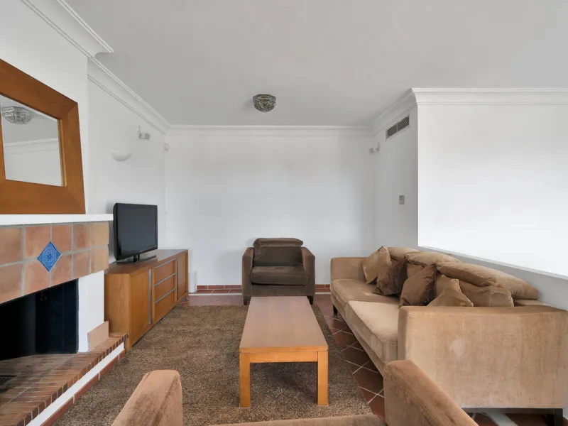 Set within the picturesque hillside community of La Heredia in Monte Mayor, this beautifully presented 3-bedroom, 2.5-bathroom townhouse offers the perfect blend of privacy, security, and breathtaking Mediterranean views.