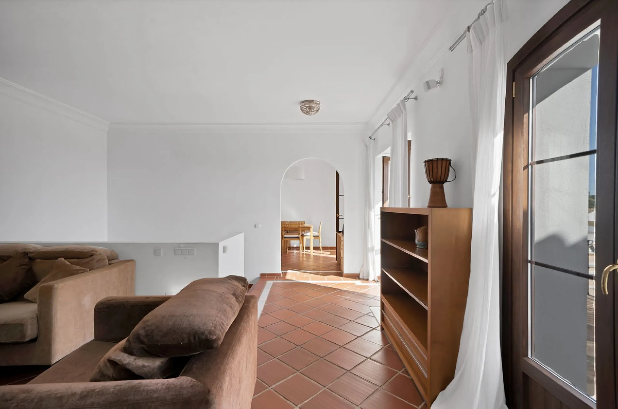 Set within the picturesque hillside community of La Heredia in Monte Mayor, this beautifully presented 3-bedroom, 2.5-bathroom townhouse offers the perfect blend of privacy, security, and breathtaking Mediterranean views.