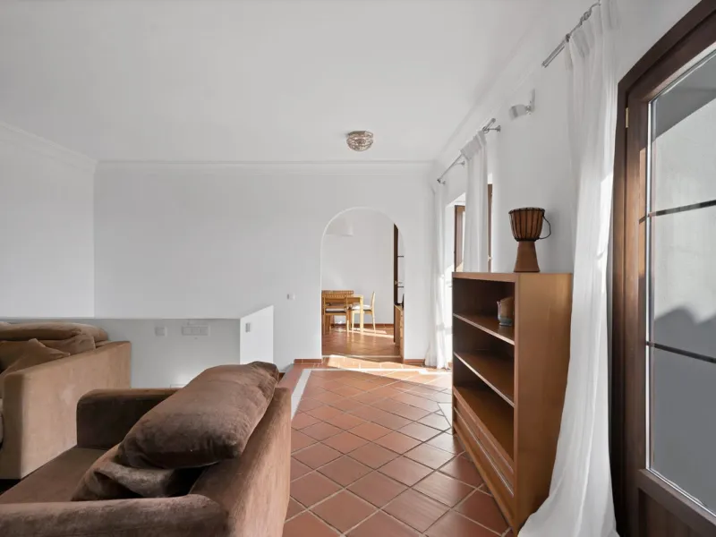 Set within the picturesque hillside community of La Heredia in Monte Mayor, this beautifully presented 3-bedroom, 2.5-bathroom townhouse offers the perfect blend of privacy, security, and breathtaking Mediterranean views.
