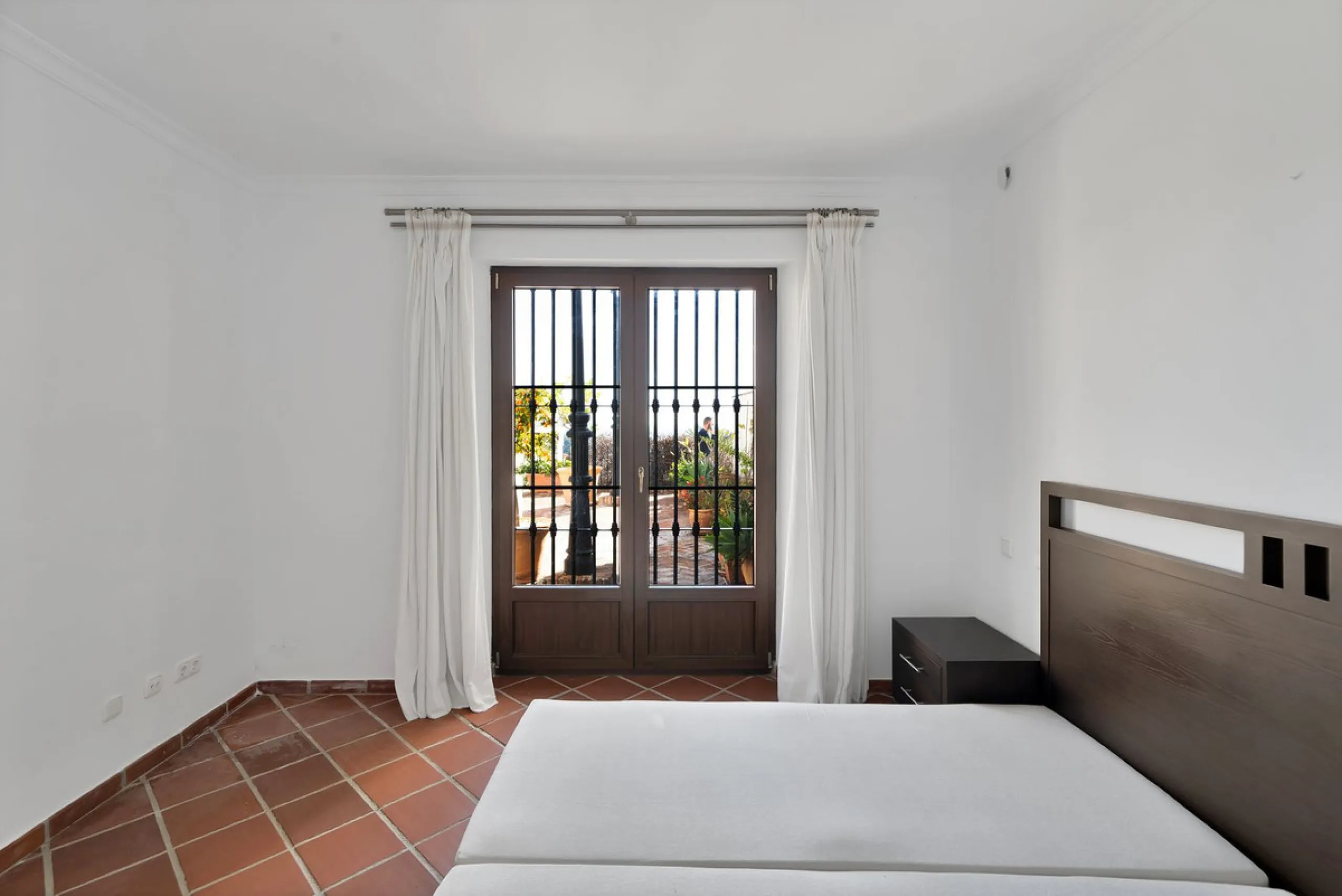 Set within the picturesque hillside community of La Heredia in Monte Mayor, this beautifully presented 3-bedroom, 2.5-bathroom townhouse offers the perfect blend of privacy, security, and breathtaking Mediterranean views.