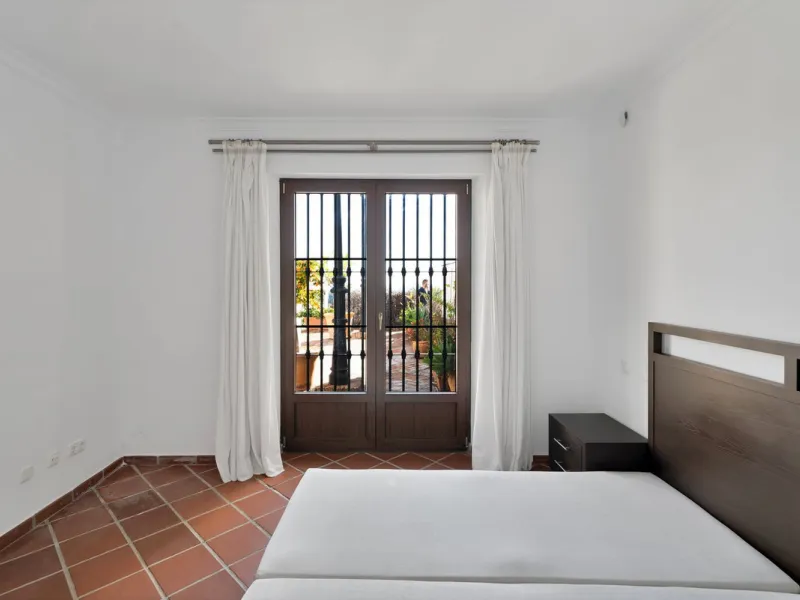 Set within the picturesque hillside community of La Heredia in Monte Mayor, this beautifully presented 3-bedroom, 2.5-bathroom townhouse offers the perfect blend of privacy, security, and breathtaking Mediterranean views.