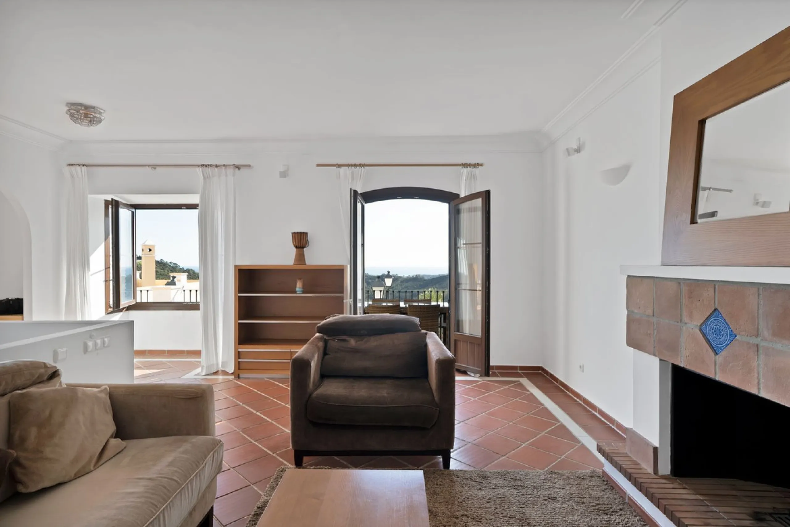 Set within the picturesque hillside community of La Heredia in Monte Mayor, this beautifully presented 3-bedroom, 2.5-bathroom townhouse offers the perfect blend of privacy, security, and breathtaking Mediterranean views.
