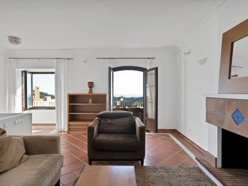 Set within the picturesque hillside community of La Heredia in Monte Mayor, this beautifully presented 3-bedroom, 2.5-bathroom townhouse offers the perfect blend of privacy, security, and breathtaking Mediterranean views.