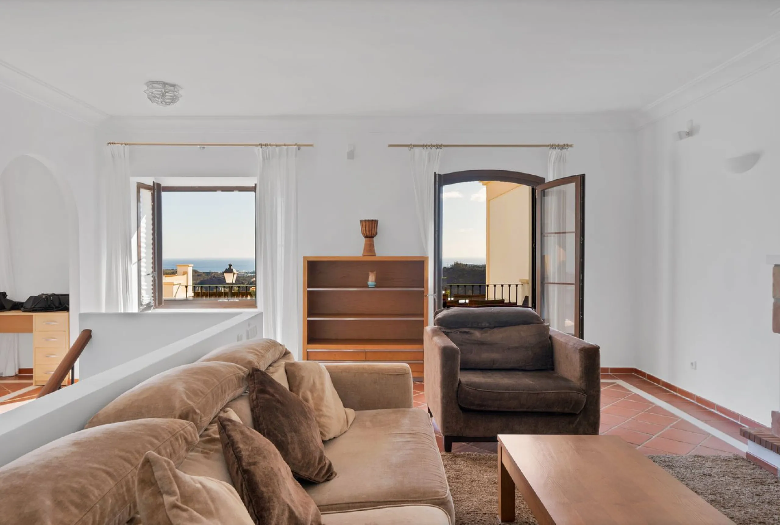 Set within the picturesque hillside community of La Heredia in Monte Mayor, this beautifully presented 3-bedroom, 2.5-bathroom townhouse offers the perfect blend of privacy, security, and breathtaking Mediterranean views.